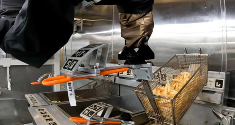 CaliExpress, restaurante en Pasadena, California, lidera la innovación culinaria con robots e IA en la cocina.