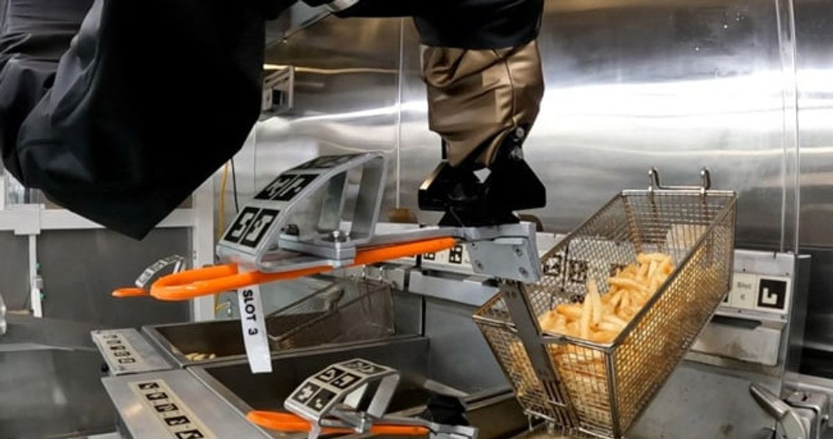 CaliExpress, restaurante en Pasadena, California, lidera la innovación culinaria con robots e IA en la cocina.