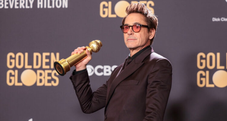 Robert Downey Jr luciendo el Globo de Oro que ganó por su rol en Oppenheimer.