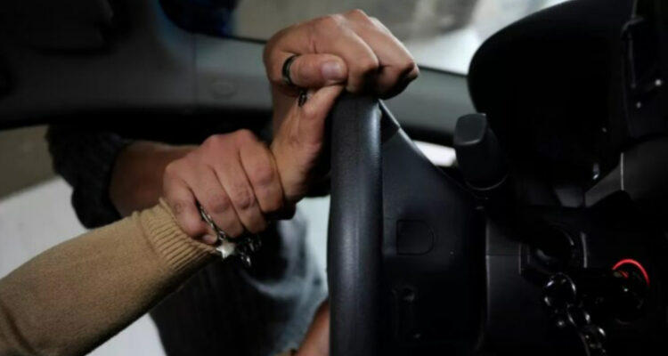 Fiscal de Puente Alto sufre robo de su vehículo en Macul: la hirieron con arma blanca