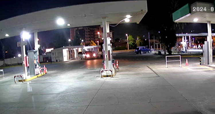 Delincuentes roban caja fuerte de servicentro en Maipú: tenía recaudación del fin de semana largo