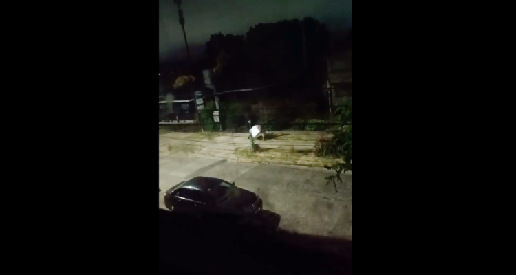 Insólito: dos personas roban una lavadora y ante falta de vehículo huyeron cargándola a pie