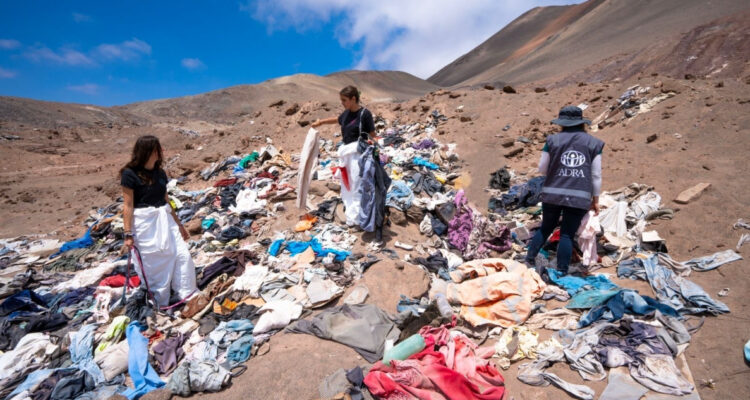 Proyecto crea bolsos reciclados a partir de ropa desechada en desierto de Atacama