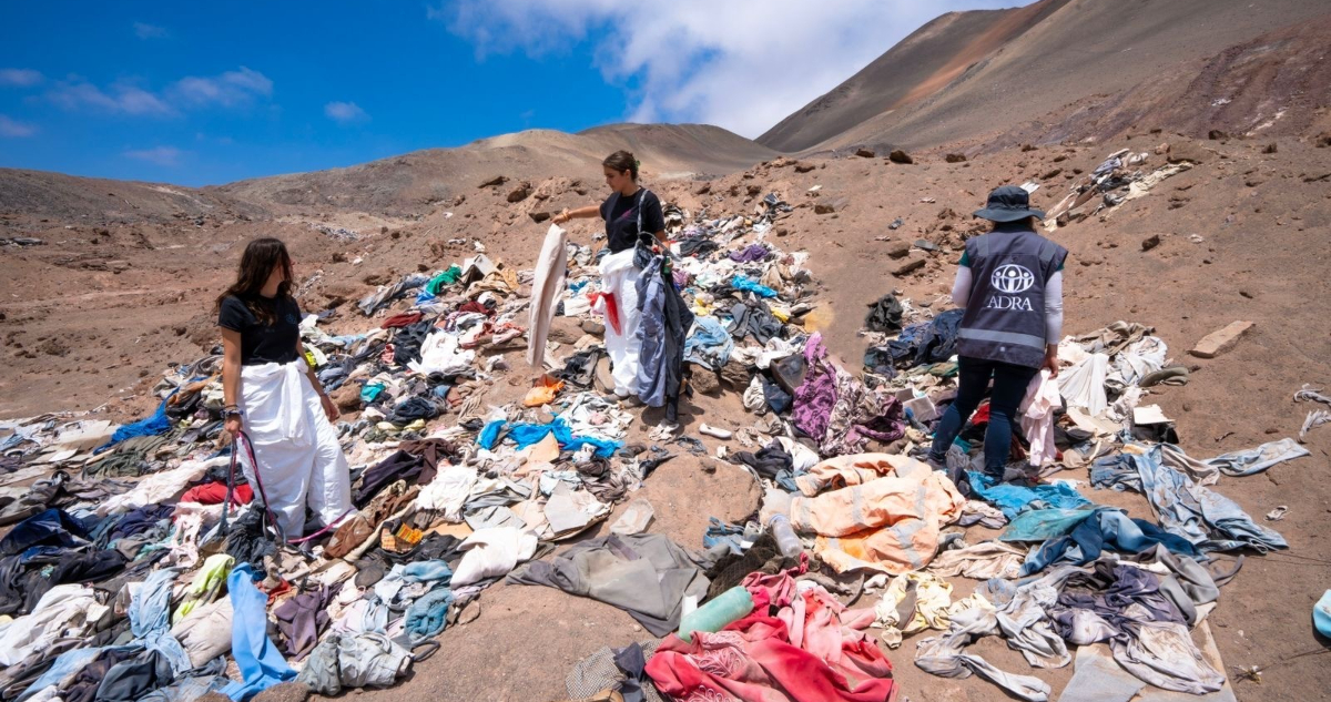Proyecto crea bolsos reciclados a partir de ropa desechada en desierto de Atacama