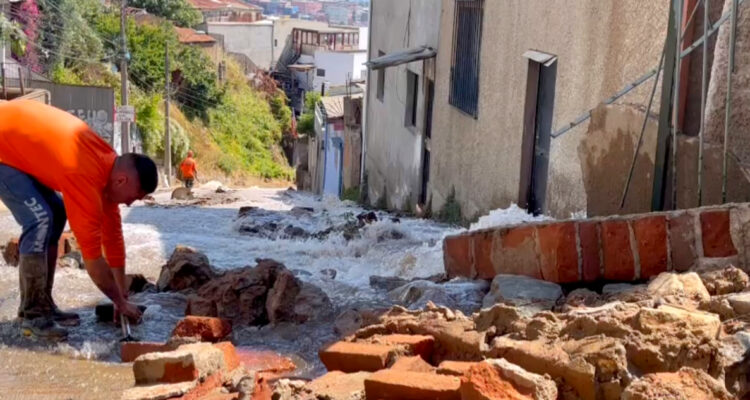 Rotura de matriz provoca inundación de calles en cerro Cordillera de Valparaíso: agua ingresó a casas