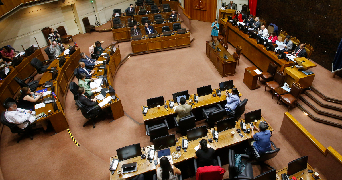 Senado aprueba prorrogar trabajo híbrido en servicios públicos y explican cómo funcionaría