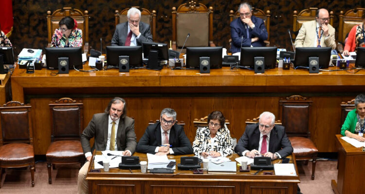 Ministro de Hacienda, a la señora Ministra de Minería y al señor Presidente del Directorio de CODELCO., durante la sesion del anuncio por el que la minera estatal CODELCO y la empresa SQM se comprometen a la producción en conjunto de litio en el Salar de Atacama hasta el año 2060