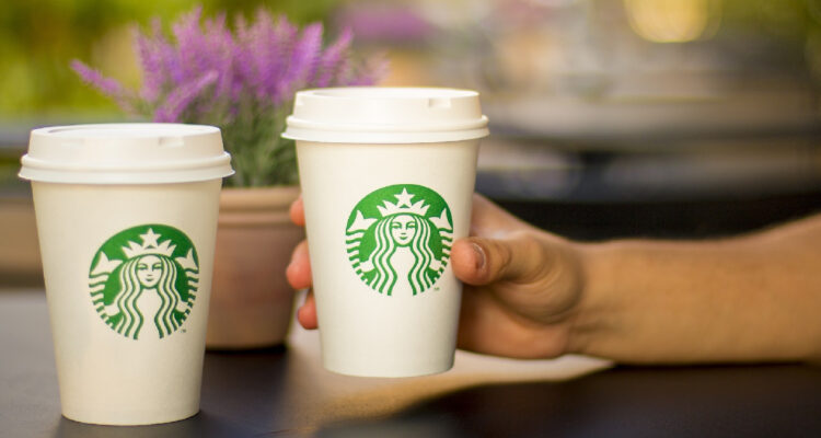 dos vasos de starbucks con una planta de lavanda de fondo