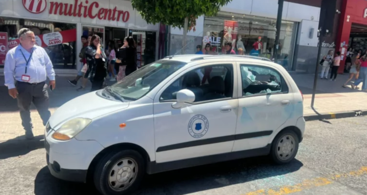 Sujeto destroza auto municipal frente a funcionarios de la PDI en Talca