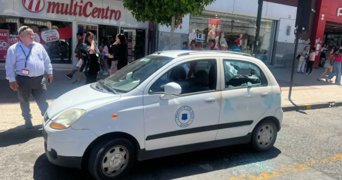 Sujeto destroza auto municipal frente a funcionarios de la PDI en Talca