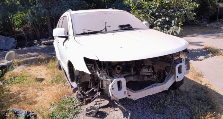 Dos detenidos y un carabinero atropellado deja hallazgo de taller clandestino en Pirque