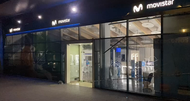 Dos detenidos deja robo de teléfonos de alta gama en tienda de telefonía en Las Condes