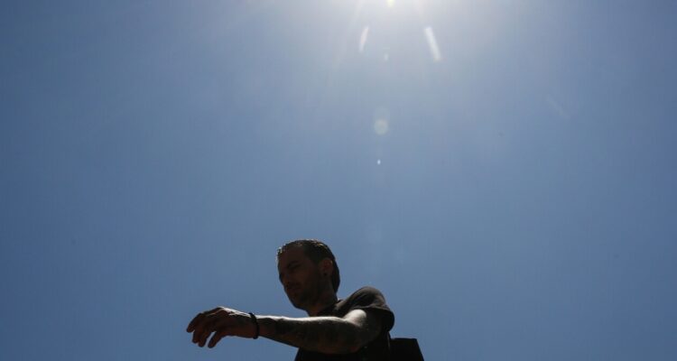 Sigue la Alerta Roja en la región Metropolitana: hoy se esperan temperaturas extremas