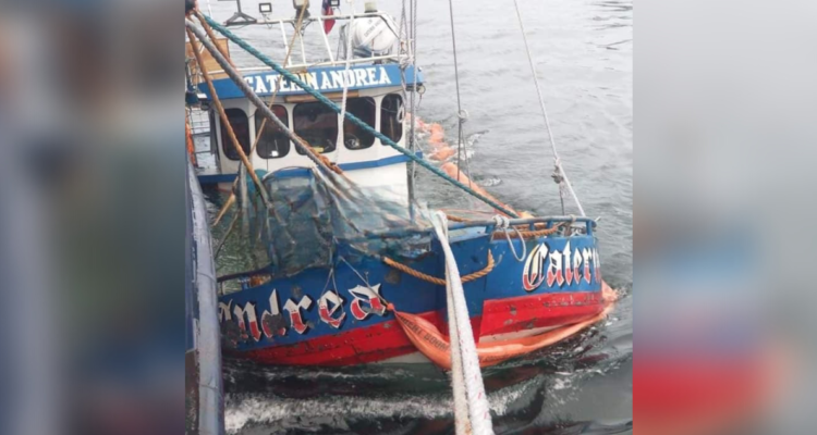 5 tripulantes rescatados tras choque de embarcación en Quemchi | Luis Contreras