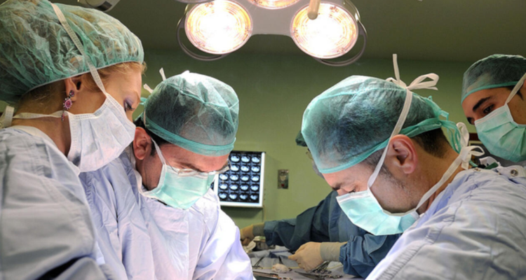 Cirujanos en Bari, Italia, extrajeron un tumor abdominal de más de 50 kilos de una mujer de 66 años. Había invadido varios órganos.