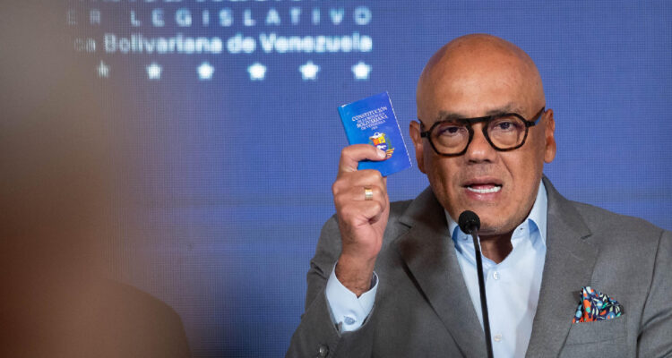 El jefe de la delegación del Gobierno de Venezuela en las negociaciones con la oposición, Jorge Rodríguez, habla durante una rueda de prensa hoy, en Caracas (Venezuela)