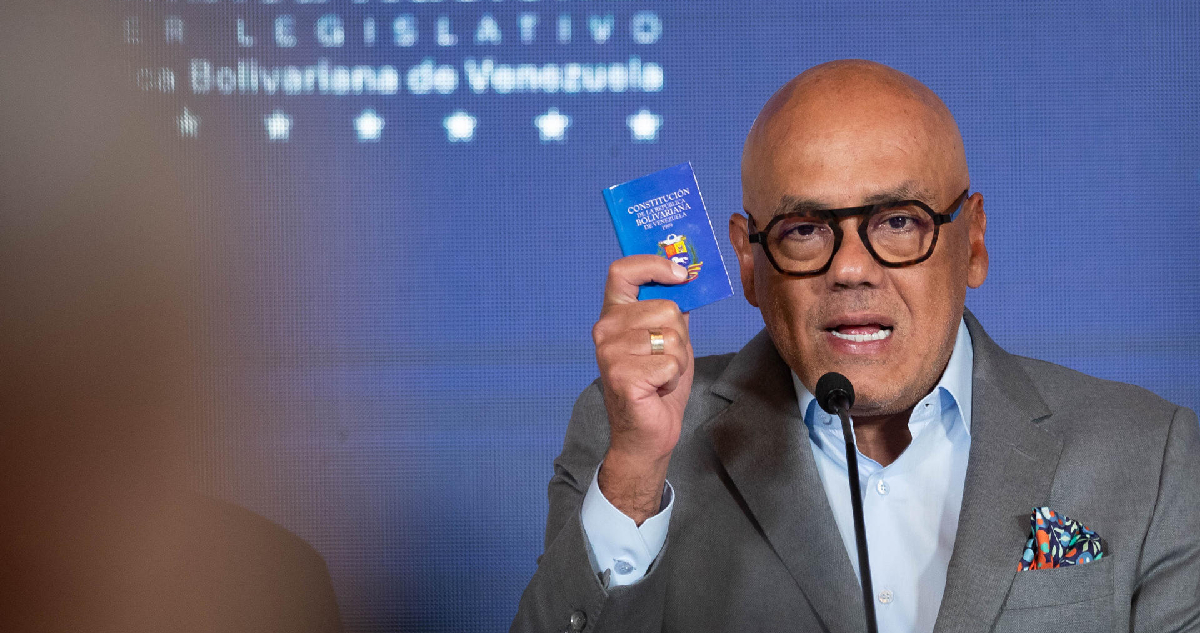 El jefe de la delegación del Gobierno de Venezuela en las negociaciones con la oposición, Jorge Rodríguez, habla durante una rueda de prensa hoy, en Caracas (Venezuela)