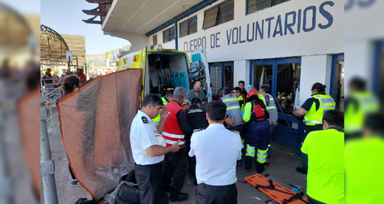 Personal de salud trasladando a persona