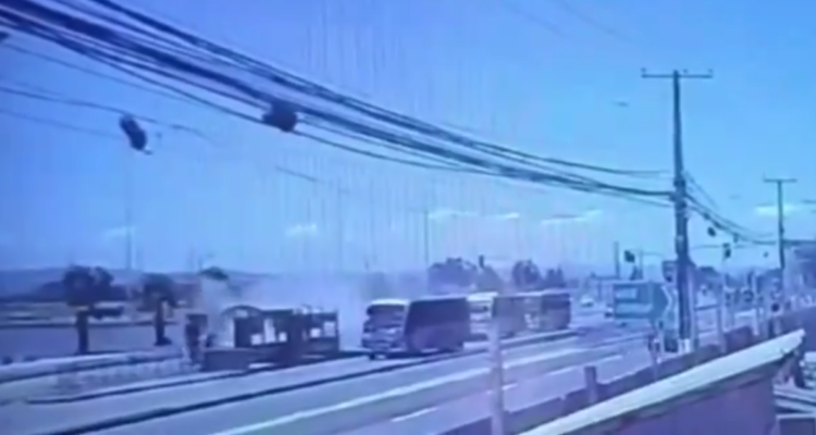 Video muestra momento en que micro se vuelca en Talcahuano