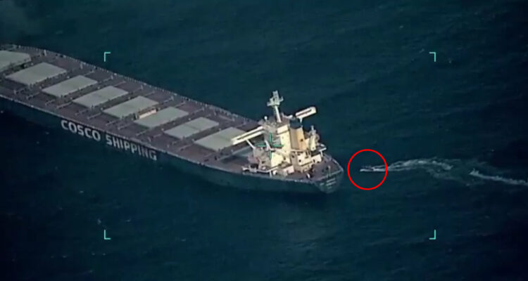 Videos muestran cómo la Marina india rescata un barco secuestrado por piratas en el mar Arábigo