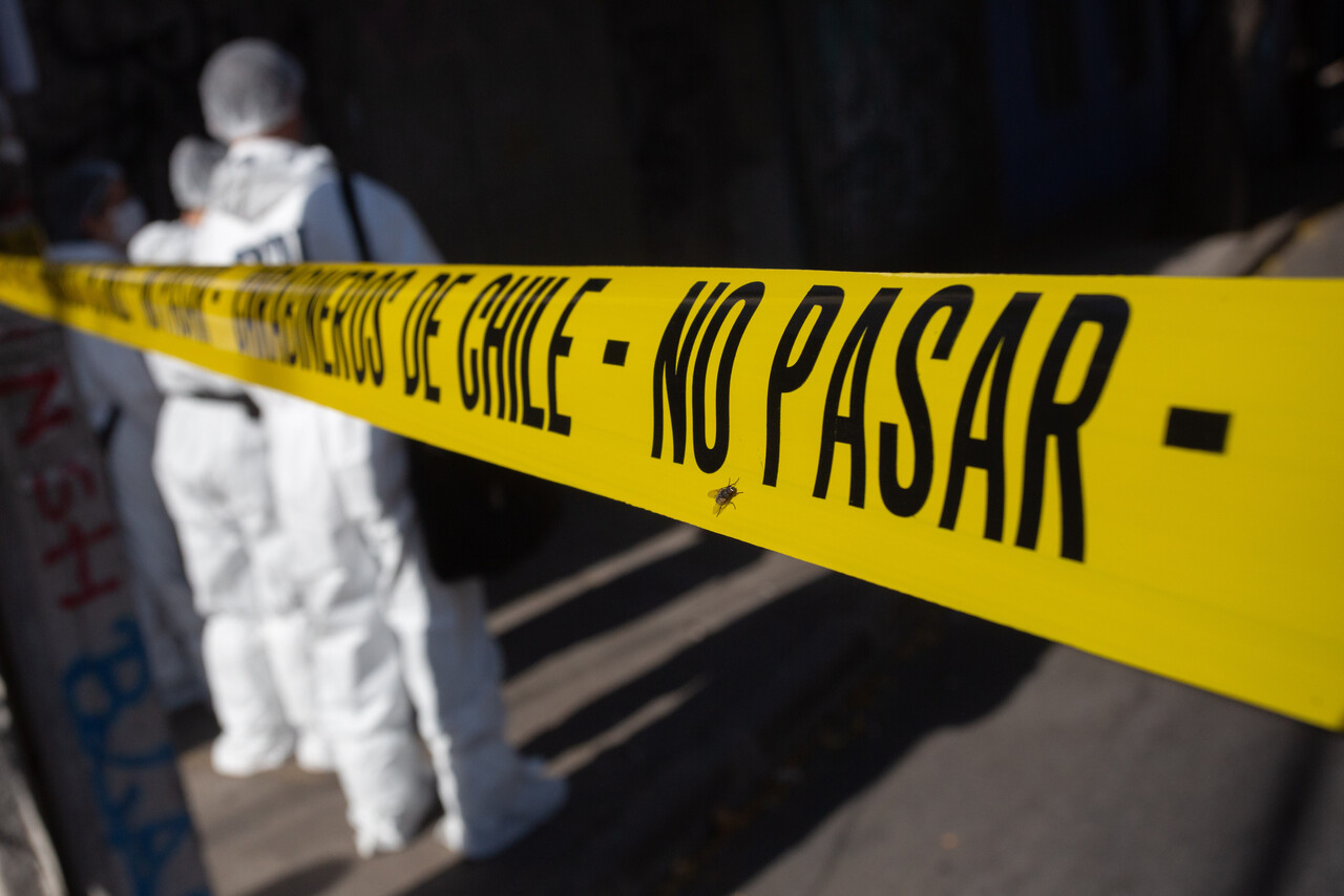 Peritos de la Policía de investigaciones indaga el homicidio de un hombre luego de que fuera apuñalado por un desconocido afuera de su casa ocurrido durante la madrugada de este sábado, en la comuna de Santiago Centro.