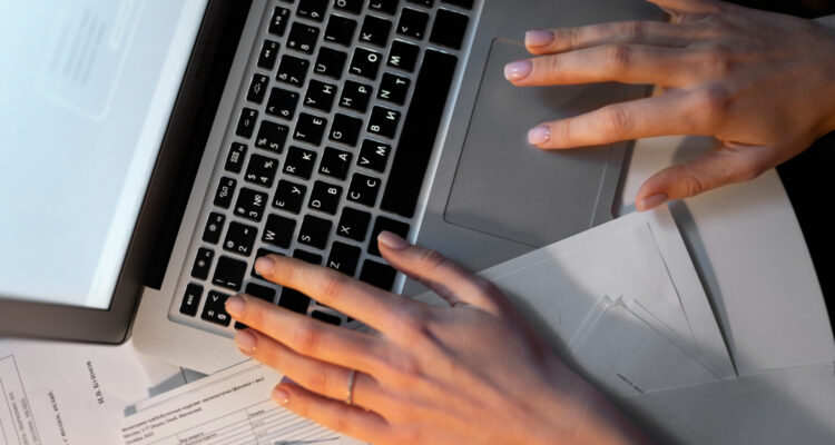 Ley de conciliación de vida familiar y laboral que permite el teletrabajo.