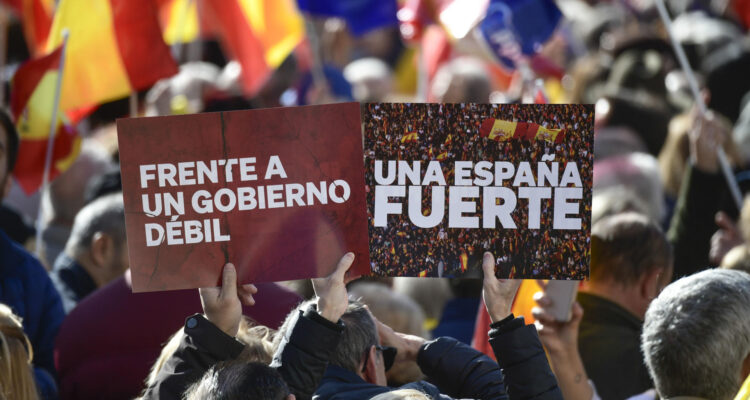 Manifestantes en España en contra de la amnistía para los independentistas catalanes