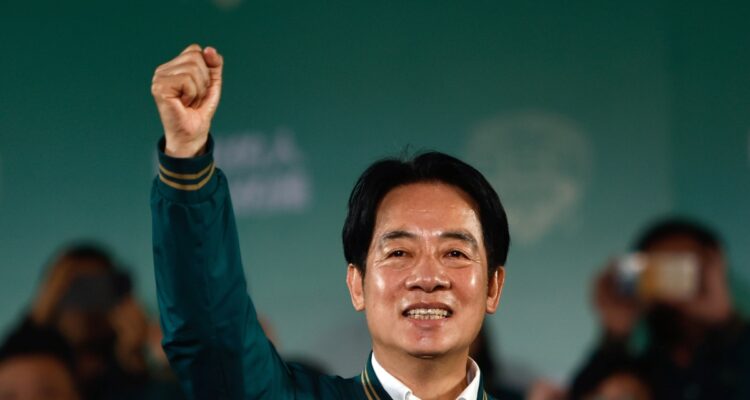 Taipei (Taiwan), 13/01/2024.- Taiwanese Vice President and ruling Democratic Progressive Party (DPP) presidential candidate William Lai Ching-te gestures during a rally after winning the presidential elections in Taipei, Taiwan, 13 January 2024. DPP’s William Lai is set to be Taiwan’s next president after his rivals conceded defeat in the Taiwan presidential elections.