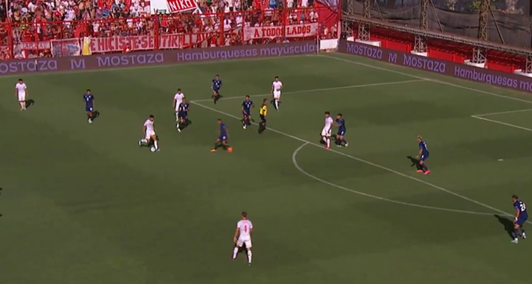 Williams Alarcón dio una asistencia en caída de Huracán.