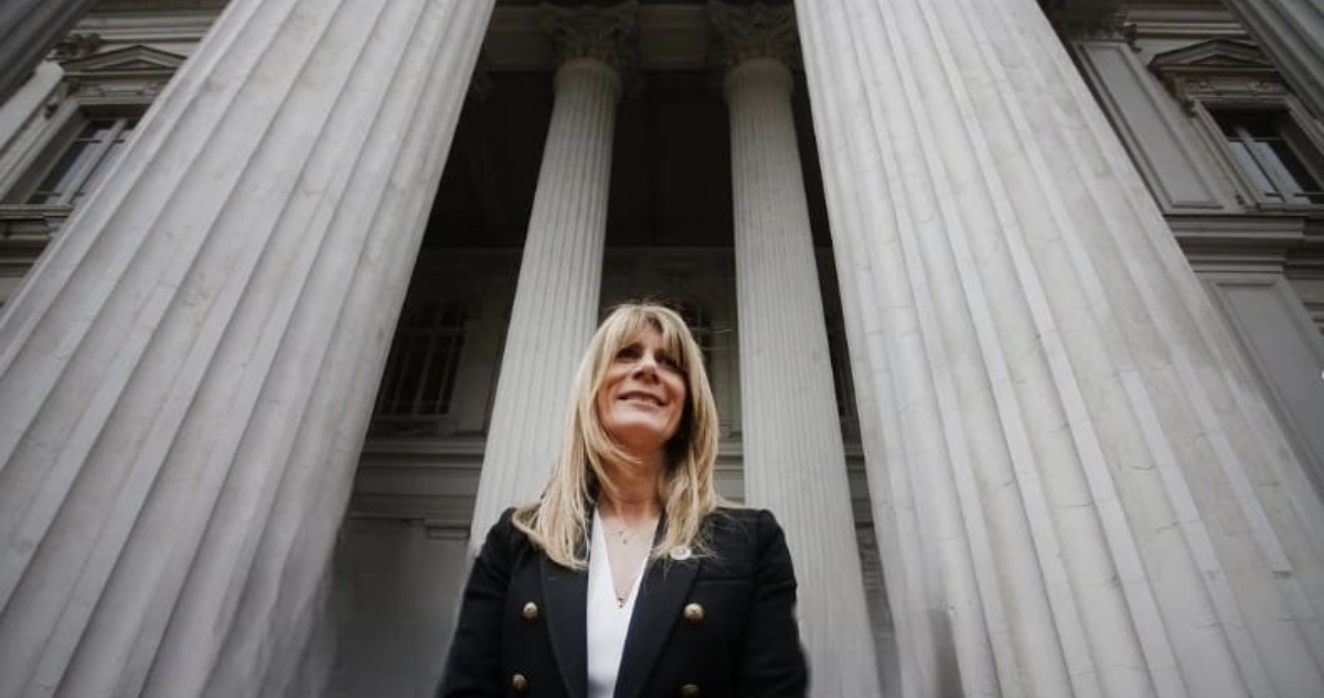 Senadora Ximena Rincón frente a la fachada del excongreso en Santiago.