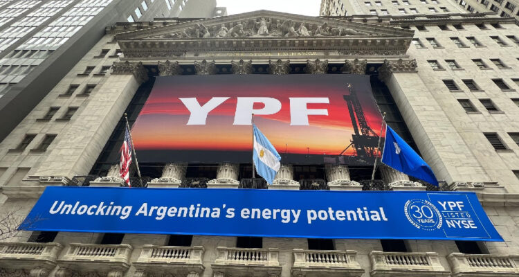 fachada de la bolsa de nueva york con un cartel de YPF