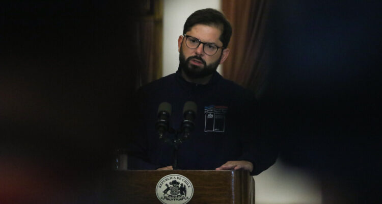 El Presidente de la República, Gabriel Boric, realiza una declaración desde el Palacio de La Moneda por los incendios forestales de la Quinta Región, durante la noche del sábado.