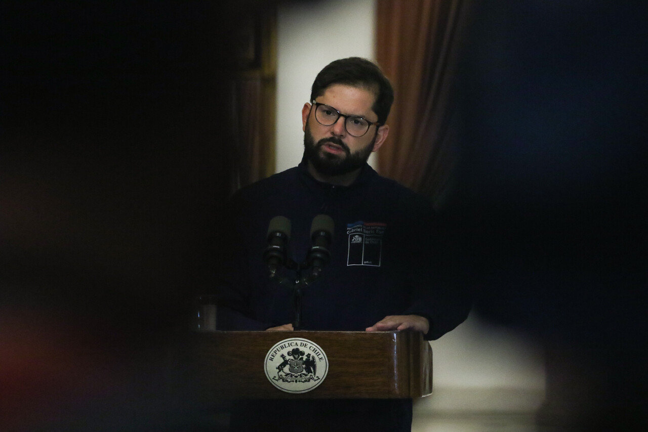 El Presidente de la República, Gabriel Boric, realiza una declaración desde el Palacio de La Moneda por los incendios forestales de la Quinta Región, durante la noche del sábado.
