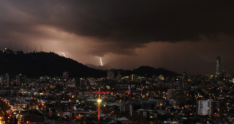 Meteoróloga explica tormenta eléctrica con calor que se produciría en el sector Oriente de la RM