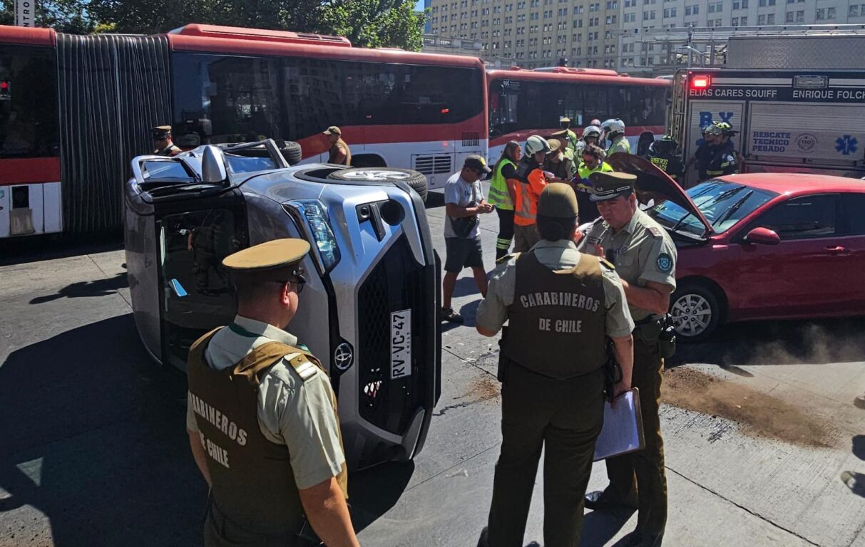 Accidente frente a La Moneda termina con vehículo volcado y tres heridos