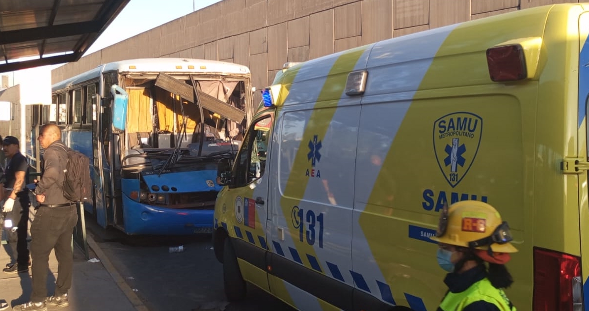 Al menos 19 heridos deja grave accidente entre dos buses en Conchalí