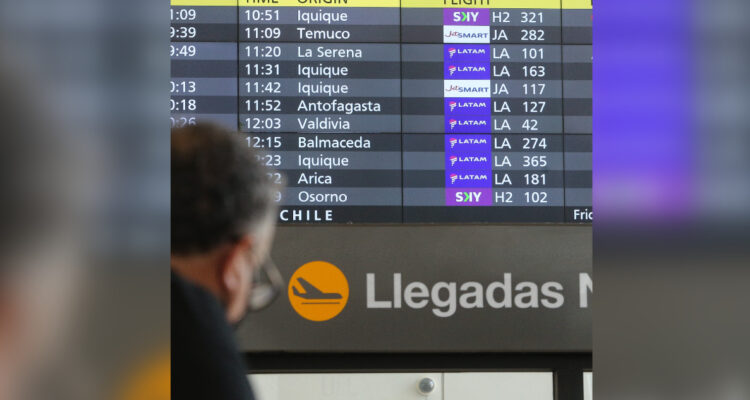 “Distorsiona” realidad: Aerolíneas en picada contra Sernac tras difusión de reclamos de pasajeros