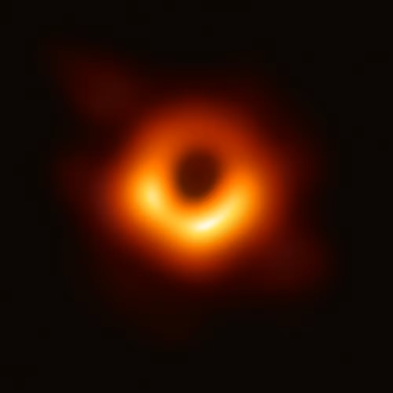 Una fotografía de un agujero negro. 