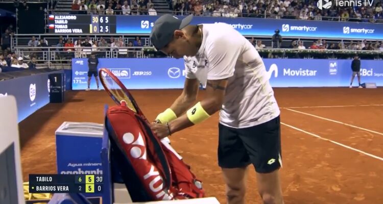 Alejandro Tabilo interrumpió duelo ante Barrios por su teléfono.