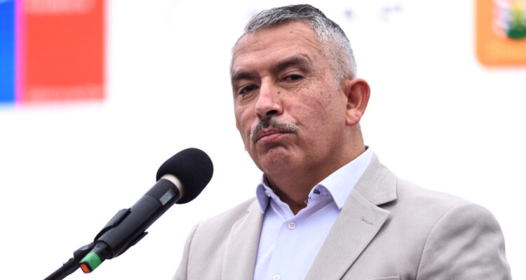 Alcalde de Chiguayante enfrenta querella de esposo de concejala: denuncia millonario préstamo impago