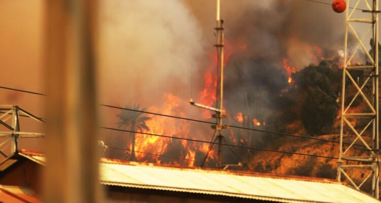 Decretan Alerta Sanitaria en la región de Valparaíso para enfrentar catástrofe por incendios