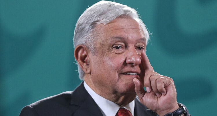 “Por encima está la libertad”: la insólita respuesta de AMLO tras divulgar el teléfono de periodista