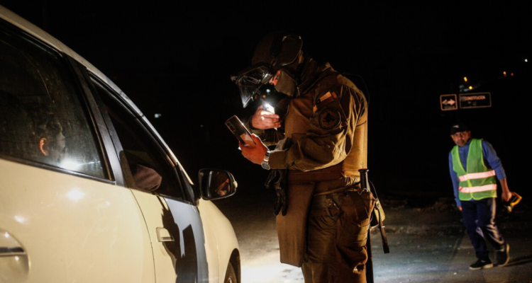 Extienden toque de queda en barrios afectados por incendios en región de Valparaíso