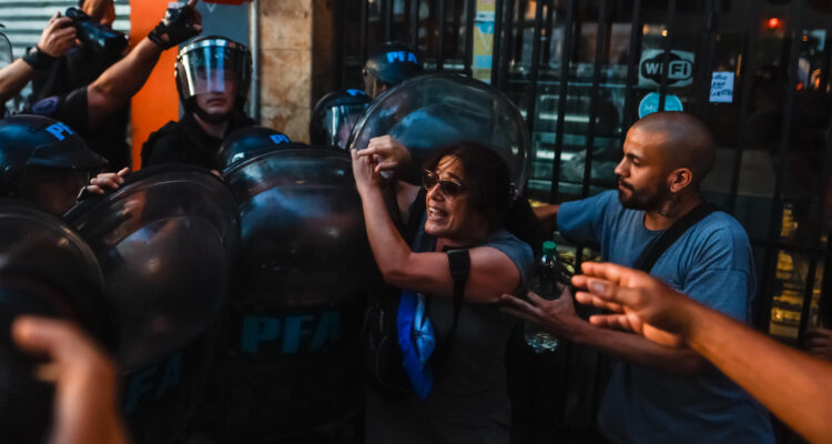 Manifestantes se enfrenta con la policía durante una protesta contra el proyecto de la 'ley ómnibus' 