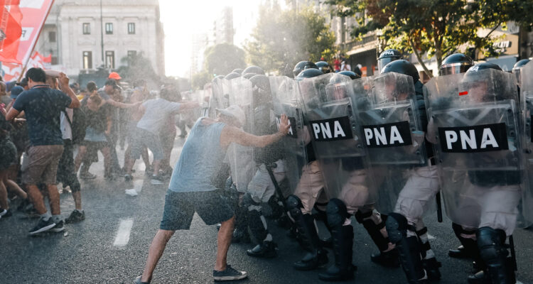 Manifestantes se enfrenta con la policía durante una protesta contra el proyecto de la ‘ley ómnibus’