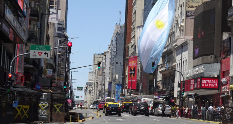 “Dato horroroso”: En Argentina la inflación y precios siguen desbocados y sueldos valen cada vez menos