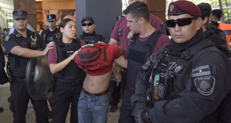 Argentina extradita a chileno que robó celulares: “Si un extranjero comete delitos, vuelve a su país”