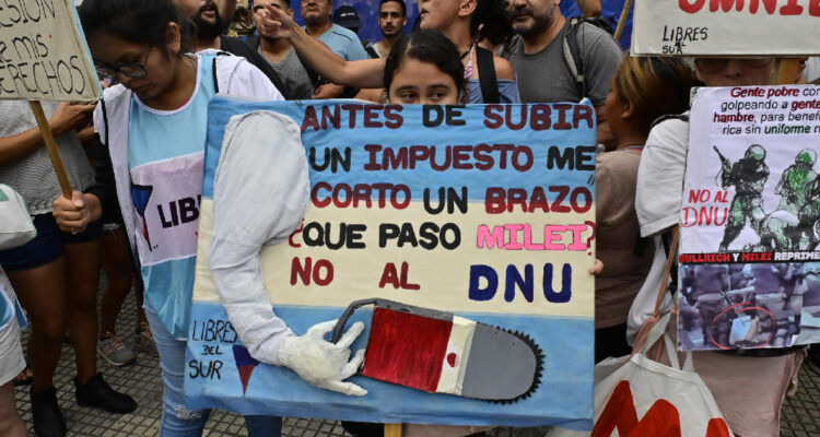 Imagen archivo de una pancarta en contra de la ley onmibús