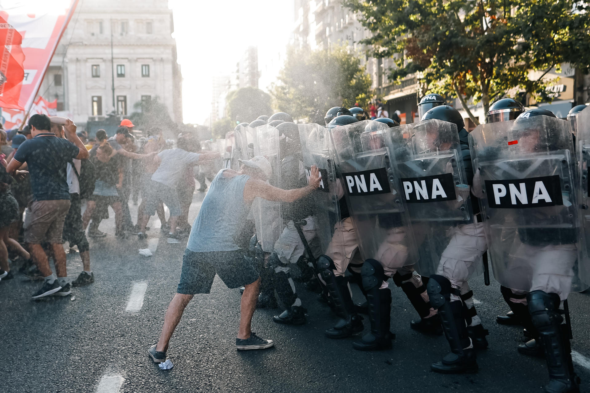 Manifestantes se enfrenta con la policía durante una protesta contra el proyecto de la ‘ley ómnibus’