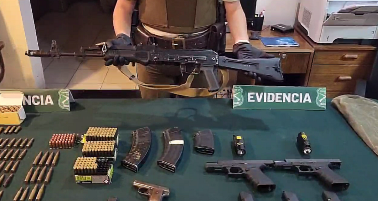 Recuperan diversas armas en La Reina tras denuncia por disparos: mujer fue detenida por drogas